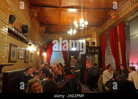 The Marble Arch Inn, 73 Rochdale Rd, Manchester, Inghilterra, UK, M4 4HY - interno pieno di clienti Foto Stock