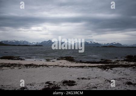 Vista sulla tempesta di Hadselfjorden dall'isola di Hadseløya a Austvågøya, che è una grande istland Lofoten nel Mare di Norvegia. Foto Stock