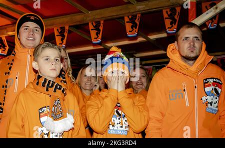 THE HAGUE - tifosi arancioni sull'Haagse Marktegg, meglio conosciuto come l'Oranjestraat, durante la partita di Coppa del mondo in Qatar tra il Senegal e l'Olanda. ANP SEM VAN DER WAL olanda fuori - belgio fuori Foto Stock