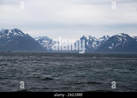 Vista sulla tempesta di Hadselfjorden dall'isola di Hadseløya a Austvågøya, che è una grande istland Lofoten nel Mare di Norvegia. Foto Stock