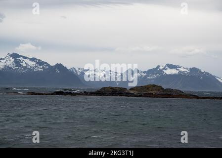 Vista sulla tempesta di Hadselfjorden dall'isola di Hadseløya a Austvågøya, che è una grande istland Lofoten nel Mare di Norvegia. Foto Stock