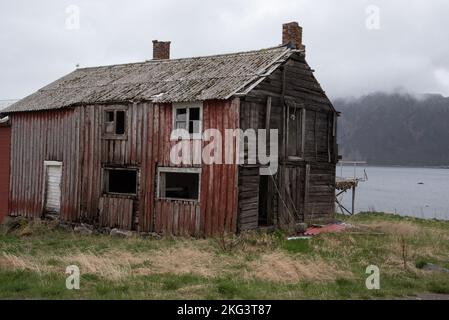 La rovina della casa di pesca a Hovden è un piccolo villaggio di pescatori nel comune di Bø sull'arcipelago di Vesterålen nella contea di Nordland in Norvegia. Foto Stock