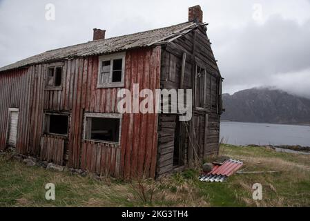 La rovina della casa di pesca a Hovden è un piccolo villaggio di pescatori nel comune di Bø sull'arcipelago di Vesterålen nella contea di Nordland in Norvegia. Foto Stock