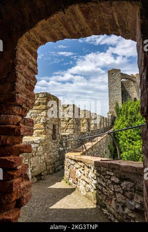 Vista lungo il passaggio pedonale sulle mura della Rocca del Leone nel centro storico di Castiglione del Lago, provincia di Perugia, Umbria, Italia Foto Stock