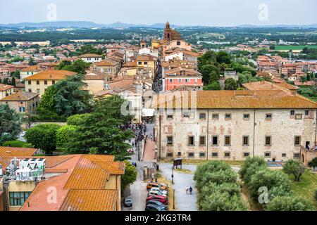 Veduta aerea del Palazzo della Corgna e della strada principale del centro storico di Castiglione del Lago, provincia di Perugia, Umbria, Italia Foto Stock