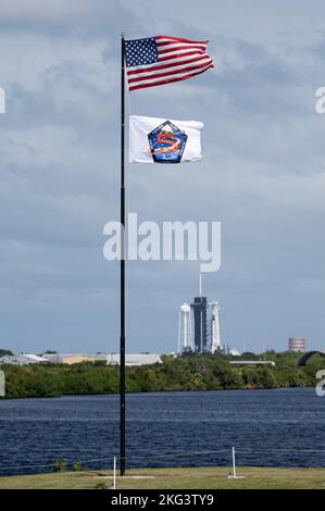 SpaceX Crew-5 della NASA. La bandiera americana e una bandiera recante la patch per la missione SpaceX Crew-5 della NASA sono state viste presso il Press Site e il Kennedy Space Center della NASA, martedì 4 ottobre 2022, in Florida. La missione SpaceX Crew-5 della NASA è la quinta missione di rotazione dell'equipaggio della navicella spaziale SpaceX Crew Dragon e del razzo Falcon 9 verso la Stazione spaziale Internazionale come parte del Commercial Crew Program dell'agenzia. Gli astronauti della NASA Nicole Mann e Josh Cassada, l'astronauta giapponese della JAXA (Japan Aerospace Exploration Agency) Koichi Wakata e il cosmonauta di Roscosmos Anna Kikina sono previsti per il lancio alle 12:00 e Foto Stock