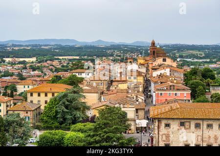Veduta aerea della strada principale (Via Vittorio Emanuele) nel centro storico di Castiglione del Lago, Provincia di Perugia, Umbria, Italia Foto Stock