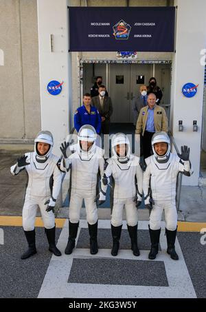 Copertura lancio dal vivo di SpaceX Crew-5 della NASA. Lo SpaceX Crew-5 della NASA si è aperto dopo aver camminato fuori dal Neil A. Armstrong Operations and Checkout Building presso il Kennedy Space Center in Florida il 5 ottobre 2022. Da sinistra ci sono il cosmonauta Roscosmo Anna Kikina, specialista di missione; gli astronauti della NASA Josh Cassada, pilota; e Nicole Mann, comandante di navicelle spaziali; e l'astronauta JAXA (Japan Aerospace Exploration Agency) Koichi Wakata, specialista di missione. Saliranno a bordo di due veicoli Tesla per il viaggio al Kennedy’s Launch Complex 39A, dove verranno lanciati alla Stazione spaziale Internazionale a bordo di SpaceX’s Foto Stock