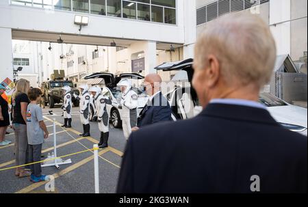 L'amministratore della NASA Bill Nelson osservò come gli astronauti Nicole Mann, Josh Cassada, l'astronauta JAXA Koichi Wakata e il cosmonauta Roscosmos Anna Kikina prepararono in tute spaziali SpaceX per lasciare il Neil A. Armstrong Operations and Checkout Building e salire a bordo della navicella Crew Dragon per la missione Crew-5 alla stazione spaziale Internazionale il 5 ottobre 2022, al Kennedy Space Center, Florida. Foto Stock