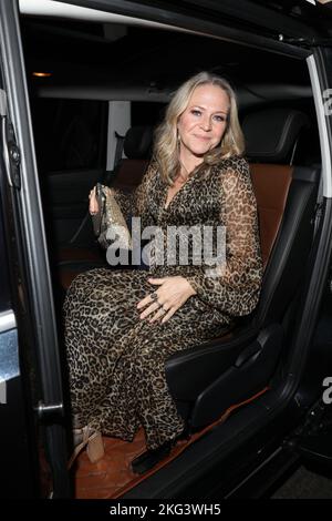Kellie Bright parte dall'annuale TV Choice Awards all'Hilton Hotel di Londra. Foto Stock