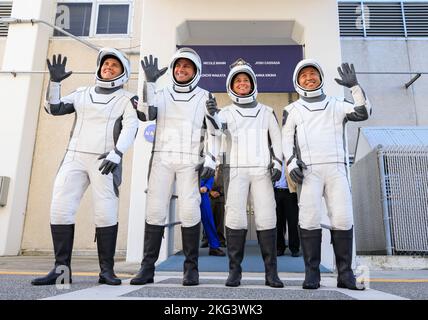 Copertura lancio dal vivo di SpaceX Crew-5 della NASA. Lo SpaceX Crew-5 della NASA si è aperto dopo aver camminato fuori dal Neil A. Armstrong Operations and Checkout Building presso il Kennedy Space Center in Florida il 5 ottobre 2022. Da sinistra ci sono il cosmonauta Roscosmo Anna Kikina, specialista di missione; gli astronauti della NASA Josh Cassada, pilota; Nicole Mann, comandante di navicelle spaziali; e l'astronauta JAXA (Japan Aerospace Exploration Agency) Koichi Wakata, specialista di missione. Saliranno a bordo di due veicoli Tesla per il viaggio al Launch Complex 39A di Kennedy, dove si lanceranno alla Stazione spaziale Internazionale a bordo del drag di SpaceX Foto Stock