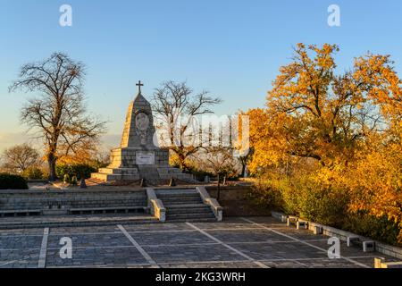 Monumento dello zar Alessandro i con fogliame autunnale a Plovdiv, Bulgaria. Foto Stock