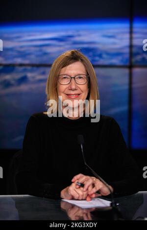 Conferenza stampa post-lancio SpaceX Crew-5 della NASA. Kathy Lueders, amministratore associato della Human Exploration and Operations Mission Directorate della NASA, partecipa a una conferenza stampa post-lancio per la missione SpaceX Crew-5 della NASA all’interno del News Auditorium presso il Kennedy Space Center in Florida il 5 ottobre 2022. Dragon Endurance di SpaceX trasporta gli astronauti della NASA Nicole Mann, comandante; Josh Cassada, pilota; e gli specialisti della missione Koichi Wakata, della JAXA (Japan Aerospace Exploration Agency), e il cosmonauta Roscosmo Anna Kikina, alla Stazione spaziale Internazionale per un espedito scientifico Foto Stock