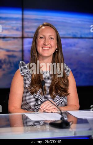 Conferenza stampa post-lancio SpaceX Crew-5 della NASA. Sarah Walker, direttore di Dragon Mission Management presso SpaceX, partecipa a una conferenza stampa post-lancio per la missione SpaceX Crew-5 della NASA all'interno del News Auditorium presso il Kennedy Space Center in Florida il 5 ottobre 2022. Dragon Endurance di SpaceX trasporta gli astronauti della NASA Nicole Mann, comandante; Josh Cassada, pilota; e gli specialisti della missione Koichi Wakata, della JAXA (Japan Aerospace Exploration Agency), e il cosmonauta Roscosmo Anna Kikina, alla Stazione spaziale Internazionale per una missione di spedizione scientifica come parte del Commercial della NASA Foto Stock