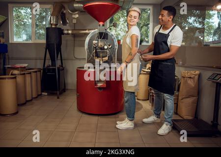 Tostatori di caffè che si preparano per il lavoro Foto Stock