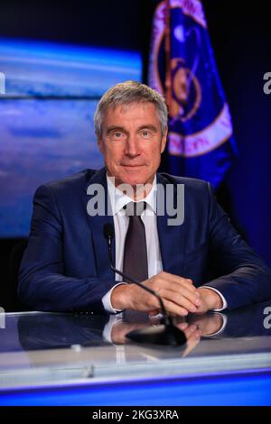 Conferenza stampa post-lancio SpaceX Crew-5 della NASA. Sergei Krikalev, direttore esecutivo dei programmi di volo spaziale umano con Roscosmos, partecipa a una conferenza stampa post-lancio per la missione SpaceX Crew-5 della NASA all'interno del News Auditorium presso il Kennedy Space Center in Florida il 5 ottobre 2022. Dragon Endurance di SpaceX trasporta gli astronauti della NASA Nicole Mann, comandante; Josh Cassada, pilota; e gli specialisti della missione Koichi Wakata, della JAXA (Japan Aerospace Exploration Agency), e il cosmonauta di Roscosmo Anna Kikina alla Stazione spaziale Internazionale per una missione di spedizione scientifica come parte A. Foto Stock