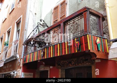 La foto mostra un colorato balcone a Malcesine, vicino al Lago di Garda Foto Stock