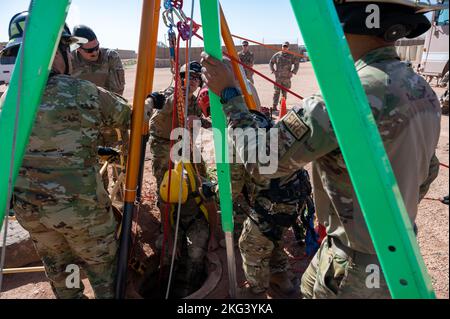 I militari del volo di emergenza e antincendio della base aerea di spedizione 724th estraggono un Airman ferito simulato da un tombino durante un esercizio di salvataggio in spazi ristretti, presso la base aerea 201, Niger, 28 ottobre 2022. L'esercitazione ha affinato le abilità di ricerca e salvataggio dei vigili del fuoco simulando uno scenario di emergenza non convenzionale, che ha comportato il salvataggio e il recupero di una vittima intrappolata in uno spazio ristretto. Foto Stock