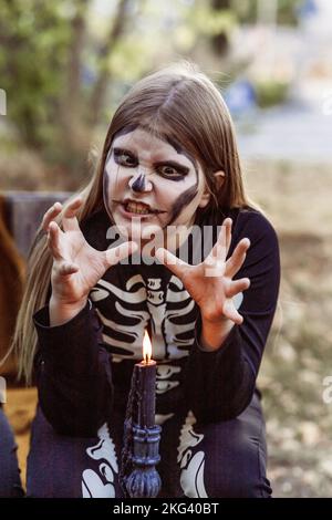 I bambini festeggiano una festa in costume di Halloween nel giardino sul retro Foto Stock