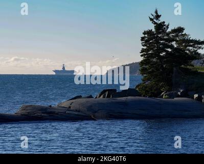 HALIFAX, Nuova Scozia (ott 28, 2022) – la nave ammiraglia del gruppo USS Gerald R. Ford Carrier Strike Group (GRFCSG), USS Gerald R. Ford (CVN 78) arriva a Halifax Harbour per la sua prima visita portuale, il 28 ottobre. Il GRFCSG sta per essere schierato per la prima volta e sta conducendo esercitazioni e operazioni marittime multinazionali nell'Oceano Atlantico con gli alleati della NATO. Foto Stock