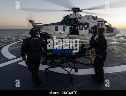 SpaceX Crew-4 Splashdown della NASA. L'astronauta della NASA Jessica Watkins è aiutato a bordo di un elicottero sulla nave di recupero SpaceX Megan per volare a Jacksonville, Florida con gli astronauti della NASA Robert Hines e Kjell Lindgren, insieme all'astronauta dell'ESA Samantha Cristoforetti, Dopo che i quattro sbarcarono nella loro navicella spaziale SpaceX Crew Dragon Freedom nell'Oceano Atlantico al largo della costa di Jacksonville, venerdì 14 ottobre 2022. Lindgren, Hines, Watkins e Cristoforetti tornano dopo 170 giorni nello spazio come parte delle Expeditions 67 e 68 a bordo della Stazione spaziale Internazionale. Foto Stock