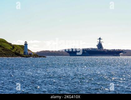 HALIFAX, Nuova Scozia (ott 28, 2022) – la nave ammiraglia del gruppo USS Gerald R. Ford Carrier Strike Group (GRFCSG), USS Gerald R. Ford (CVN 78) arriva a Halifax Harbour per la sua prima visita portuale, il 28 ottobre. Il GRFCSG sta per essere schierato per la prima volta e sta conducendo esercitazioni e operazioni marittime multinazionali nell'Oceano Atlantico con gli alleati della NATO. Foto Stock