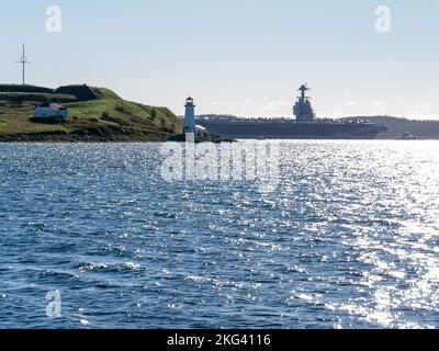 HALIFAX, Nuova Scozia (ott 28, 2022) – la nave ammiraglia del gruppo USS Gerald R. Ford Carrier Strike Group (GRFCSG), USS Gerald R. Ford (CVN 78) arriva a Halifax Harbour per la sua prima visita portuale, il 28 ottobre. Il GRFCSG sta per essere schierato per la prima volta e sta conducendo esercitazioni e operazioni marittime multinazionali nell'Oceano Atlantico con gli alleati della NATO. Foto Stock