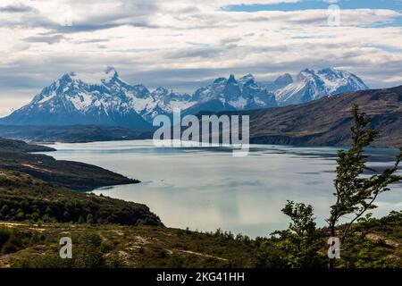 Panorama del massiccio di Torres del Paine nel Parco Nazionale di Torres del Paine Foto Stock