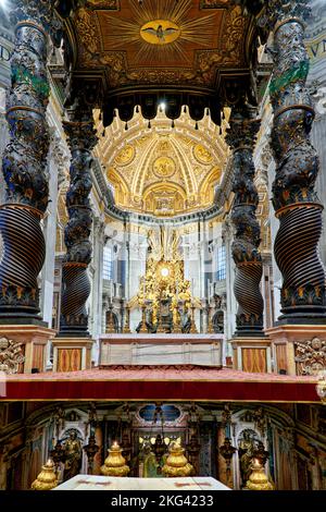 Roma Lazio Italia. Basilica di San Pietro in Piazza San Pietro. L'altare con il baldacchino di Bernini Foto Stock