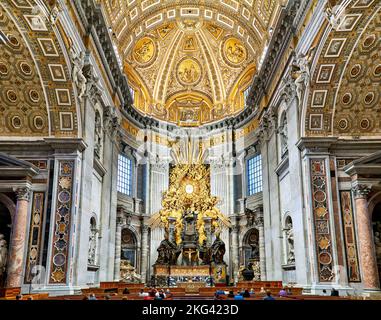 Roma Lazio Italia. Basilica di San Pietro in Piazza San Pietro. La Cattedrale di Bernini Petri e Gloria Foto Stock