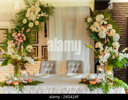 arco con fiori in un ristorante per gli sposi novelli Foto Stock