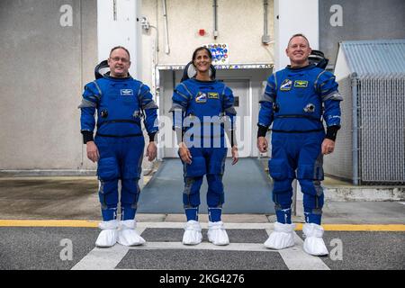 Formazione Boeing Crew. Da sinistra, gli astronauti della NASA Mike Fincke, Suni Williams e Barry “Butch” Wilmore, il pilota e il comandante del Boeing Crew Flight Test (CFT), rispettivamente, escono dal quartier generale dell’astronauta al Kennedy Space Center della NASA in Florida durante un test di convalida dell’equipaggio il 18 ottobre 2022. Gli astronauti, con l'assistenza del team Boeing, hanno completato con successo il test di convalida durante il quale si sono adattati e hanno testato il modulo dell'equipaggio pressurizzato per garantire il montaggio del sedile, la funzionalità della tuta, la temperatura dell'abitacolo, l'impianto audio e le operazioni del giorno del lancio. Boeing Foto Stock