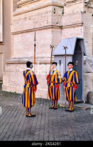 Roma Lazio Italia. La Guardia Svizzera Pontificia in Piazza San Pietro. Sostituzione della protezione Foto Stock