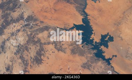 . Iss068e017658 (ott 20, 2022) --- il lago Nasser, uno dei più grandi laghi artificiali del mondo, è raffigurato nel sud dell'Egitto dalla Stazione spaziale Internazionale mentre orbitava 262 miglia sopra. Foto Stock