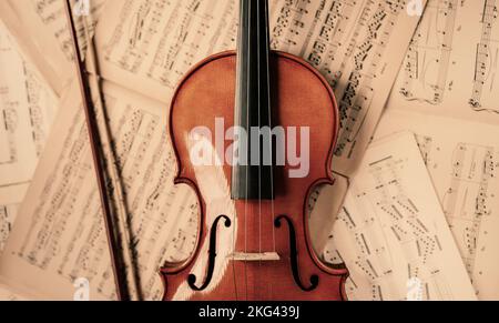 Violino giacente sulle vecchie note musicali Foto Stock