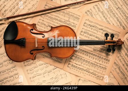 Violino giacente sulle vecchie note musicali Foto Stock