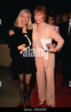 Shirley MacLaine e la figlia Sachi Parker al Premiere delle Steel Magnolias il 9 novembre 1989 al Cineplex Odeon Century Plaza Cinemas a Century City, California. Credit: Ralph Dominguez/MediaPunch Foto Stock