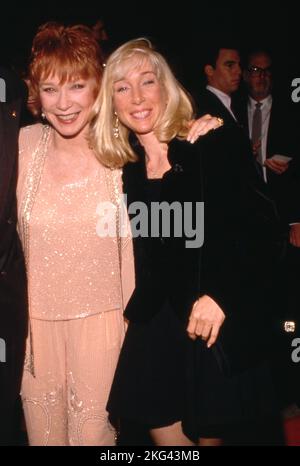 Shirley MacLaine e la figlia Sachi Parker al Premiere delle Steel Magnolias il 9 novembre 1989 al Cineplex Odeon Century Plaza Cinemas a Century City, California. Credit: Ralph Dominguez/MediaPunch Foto Stock