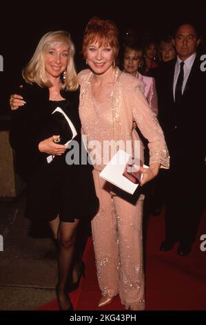 Shirley MacLaine e la figlia Sachi Parker al Premiere delle Steel Magnolias il 9 novembre 1989 al Cineplex Odeon Century Plaza Cinemas a Century City, California. Credit: Ralph Dominguez/MediaPunch Foto Stock