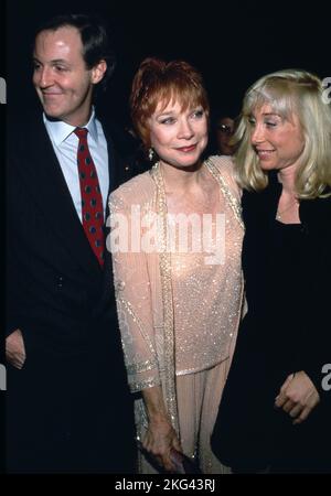 Shirley MacLaine e la figlia Sachi Parker al Premiere delle Steel Magnolias il 9 novembre 1989 al Cineplex Odeon Century Plaza Cinemas a Century City, California. Credit: Ralph Dominguez/MediaPunch Foto Stock