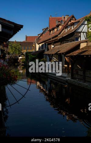 La storica piccola Venezia (la Petite Venise) a Colmar, Alsazia, Grand Est, Francia, unisce spettacolari case e alberghi con strutture in legno a ristoranti sul mare lungo il fiume canalizzato Lauch, che è impegnato nella stagione turistica con barche a fondo piatto che trasportano i visitatori in visite guidate. Foto Stock