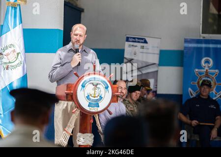 PUERTO BARRIOS, Guatemala (ottobre 28, 2022) -- l'Ambasciatore degli Stati Uniti in Guatemala, William Popp, consegna le sue osservazioni alla cerimonia di apertura della promessa continuativa, 28 ottobre 2022. La nave ospedaliera USNS Comfort (T-AH 20) viene distribuita alla flotta degli Stati Uniti 4th a sostegno di una promessa continua 2022, una missione di assistenza umanitaria e di buona volontà che conduce cure mediche dirette, cure veterinarie di spedizione e scambi di esperti in materia con cinque nazioni partner nei Caraibi, Centro e Sud America. Foto Stock