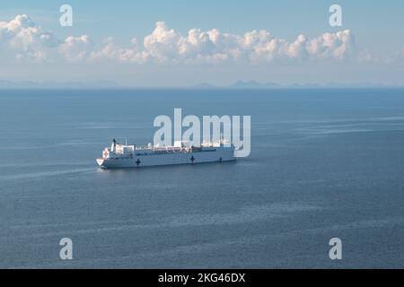 PUERTO BARRIOS, Guatemala (ottobre 28, 2022) - la nave ospedaliera USNS Comfort (T-AH 20) è ancorata al largo della costa di Puerto Barrios, Guatemala, 28 ottobre 2022. Comfort viene distribuito alla flotta degli Stati Uniti 4th a sostegno della promessa continua 2022, una missione di assistenza umanitaria e di buona volontà che conduce cure mediche dirette, cure veterinarie di spedizione e scambi di esperti in materia con cinque nazioni partner nei Caraibi, Centro e Sud America. Foto Stock