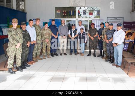 PUERTO BARRIOS, Guatemala (ottobre 28, 2022) - i leader dell'esercito statunitense, delle forze armate del Guatemala e dell'ambasciata del Guatemala posa per una foto alla cerimonia di apertura delle promesse, il 28 ottobre 2022. La nave ospedaliera USNS Comfort (T-AH 20) viene distribuita alla flotta degli Stati Uniti 4th a sostegno di una promessa continua 2022, una missione di assistenza umanitaria e di buona volontà che conduce cure mediche dirette, cure veterinarie di spedizione e scambi di esperti in materia con cinque nazioni partner nei Caraibi, Centro e Sud America. Foto Stock