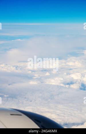 Vista da Boeing 737 MAX 8 su White Air Clouds e Clear Blue Sky. Alloggiamento motore bianco-grigio nel telaio con palette. Foto Stock