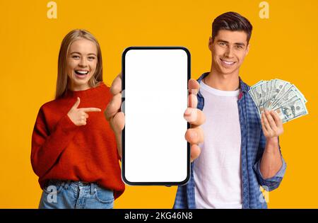 Giovane coppia allegra con smartphone e denaro contante, beffa Foto Stock