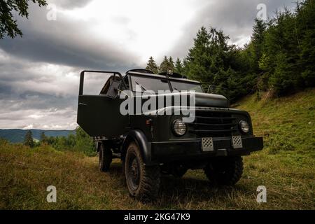 Primo piano di un veicolo militare d'epoca Hanomag offroad in una regione montuosa. Foto Stock