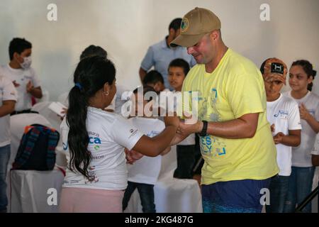 PUERTO BARRIOS, Guatemala (ottobre 28, 2022) Seaman William Marrero balla con uno studente della Esperanza Azteca band durante un evento di relazioni con la comunità a Puerto Barrios, Izabal, Guatemala, 28 ottobre 2022. Comfort viene distribuito alla flotta degli Stati Uniti 4th a sostegno della promessa continua 2022, una missione di assistenza umanitaria e di buona volontà che conduce cure mediche dirette, cure veterinarie di spedizione e scambi di esperti in materia con cinque nazioni partner nei Caraibi, Centro e Sud America. Foto Stock