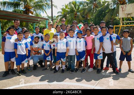 PUERTO BARRIOS, Guatemala (ottobre 28, 2022) marinai assegnati alla nave ospedaliera USNS Comfort (T-AH 20) posa per una foto con i bambini della squadra di calcio locale durante un evento di relazioni con la comunità a vera Cruz, Guatemala, 28 ottobre 2022. Comfort viene distribuito alla flotta degli Stati Uniti 4th a sostegno della promessa continua 2022, una missione di assistenza umanitaria e di buona volontà che conduce cure mediche dirette, cure veterinarie di spedizione e scambi di esperti in materia con cinque nazioni partner nei Caraibi, Centro e Sud America. Foto Stock