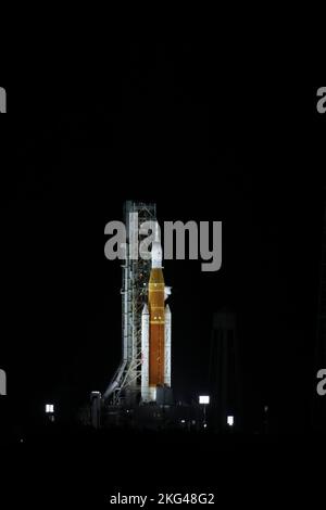 Il razzo SLS e la navicella Orion della NASA in cima al lanciatore mobile al Launch Pad 39B, Kennedy Space Center, Florida, attendono l'accensione e il decollo per Artemis i il 16 novembre 2022, alle 1:47 del mattino EST. La missione testerà i sistemi integrati per l'esplorazione dello spazio profondo, tra cui lo scudo termico di Orion e il recupero del modulo equipaggio dopo il rientro, la discesa e lo spruzzo. Foto Stock